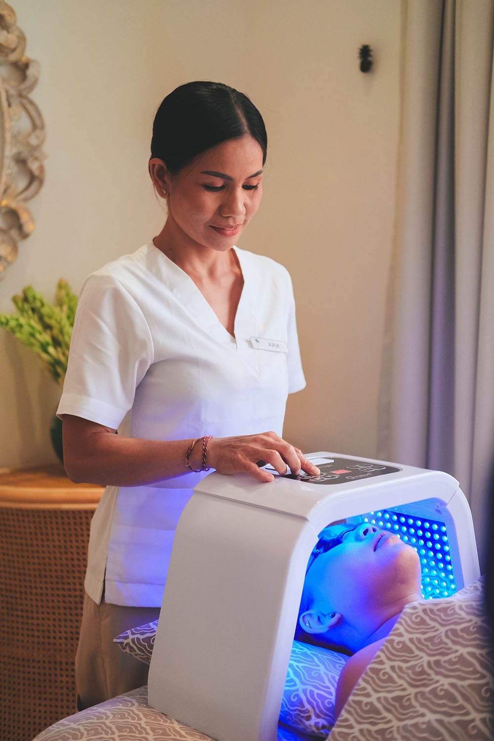 Bali_Goddess_Spa_Retreat_Facial UV_Massage_on_Woman