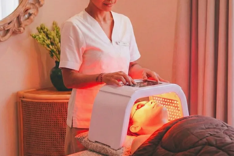 Professional red light therapy treatment in Bali for metabolic health and cellular rejuvenation during a luxury longevity retreat for women at Goddess Retreats.