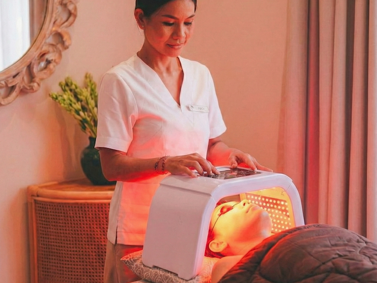 Professional red light therapy treatment in Bali for metabolic health and cellular rejuvenation during a luxury longevity retreat for women at Goddess Retreats.